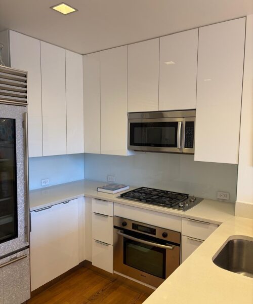 W 42nd Street NYC – Contemporary Custom Kitchen with Quartz Countertops & Back-Painted Glass