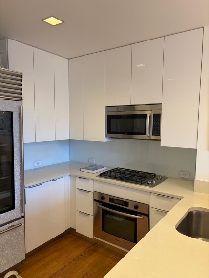 W 42nd Street NYC – Contemporary Custom Kitchen with Quartz Countertops & Back-Painted Glass