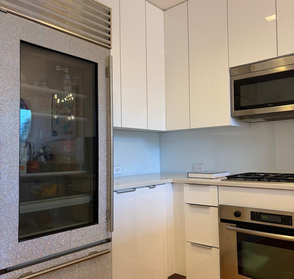W 42nd Street NYC – Contemporary Custom Kitchen with Quartz Countertops & Back-Painted Glass