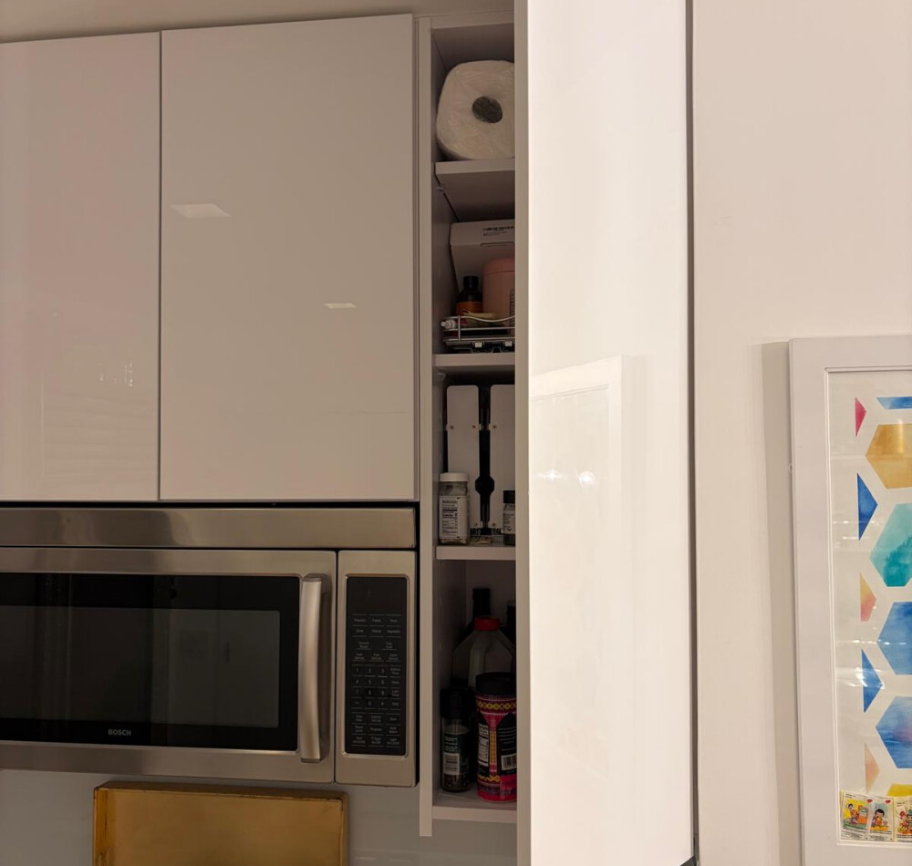 W 42nd Street NYC – Contemporary Custom Kitchen with Quartz Countertops & Back-Painted Glass