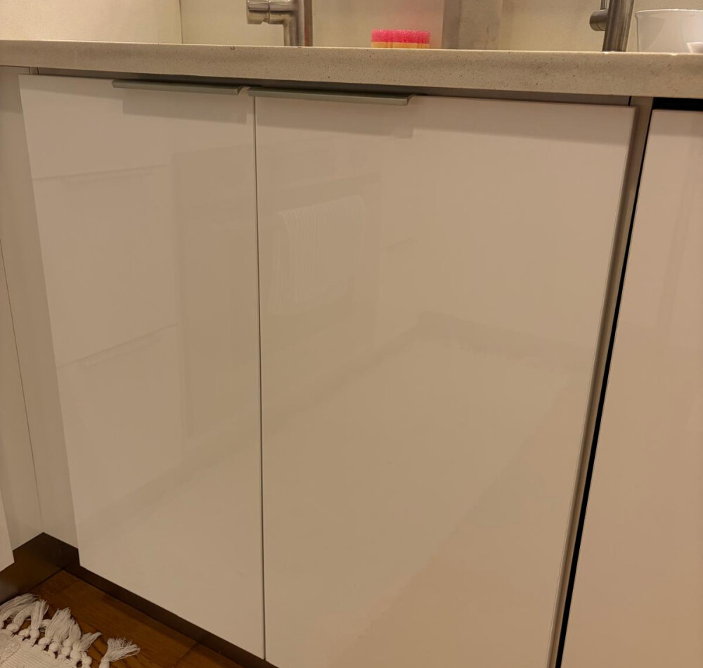 W 42nd Street NYC – Contemporary Custom Kitchen with Quartz Countertops & Back-Painted Glass