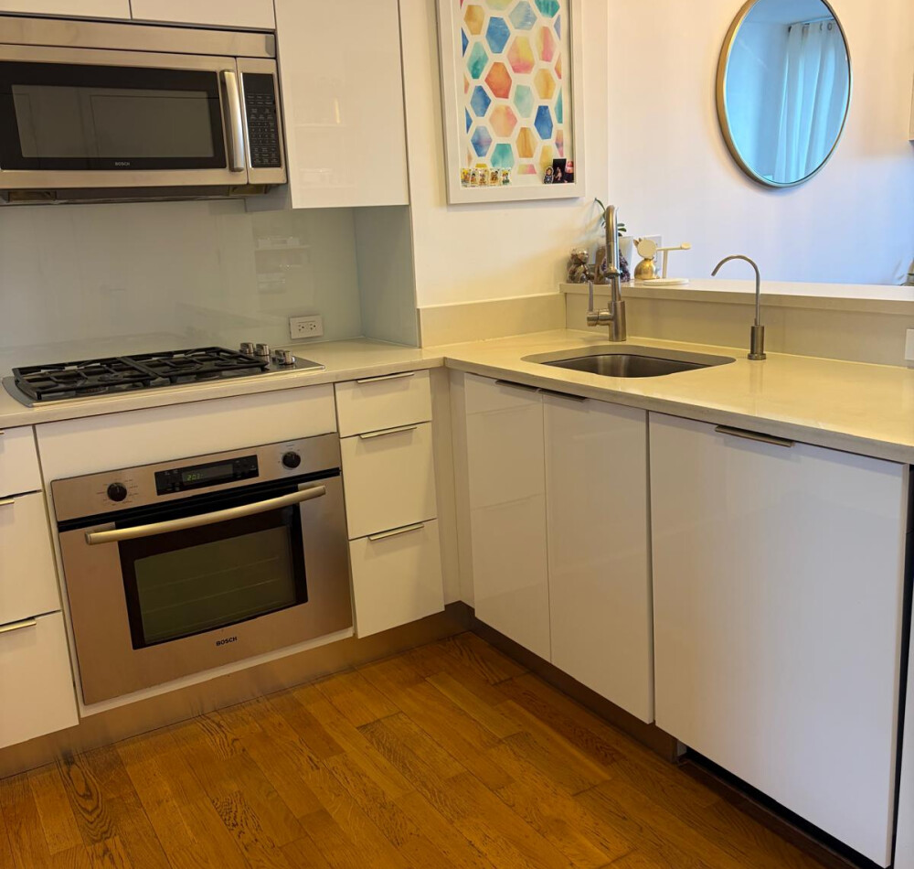 W 42nd Street NYC – Contemporary Custom Kitchen with Quartz Countertops & Back-Painted Glass