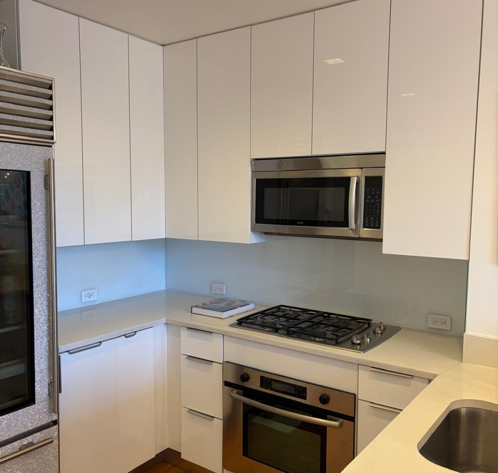 W 42nd Street NYC – Contemporary Custom Kitchen with Quartz Countertops & Back-Painted Glass