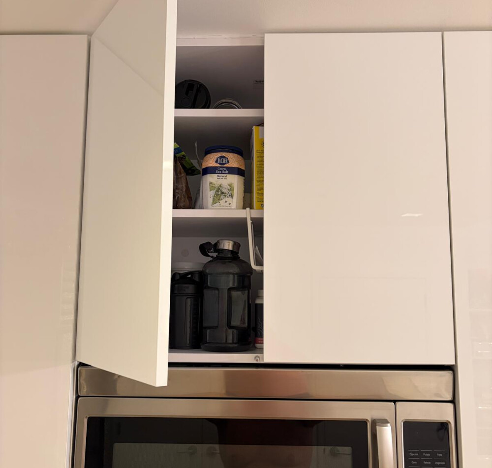 W 42nd Street NYC – Contemporary Custom Kitchen with Quartz Countertops & Back-Painted Glass