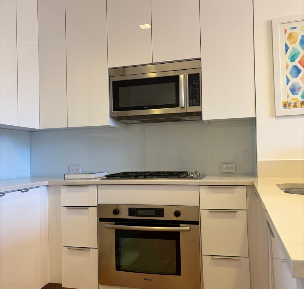 W 42nd Street NYC – Contemporary Custom Kitchen with Quartz Countertops & Back-Painted Glass